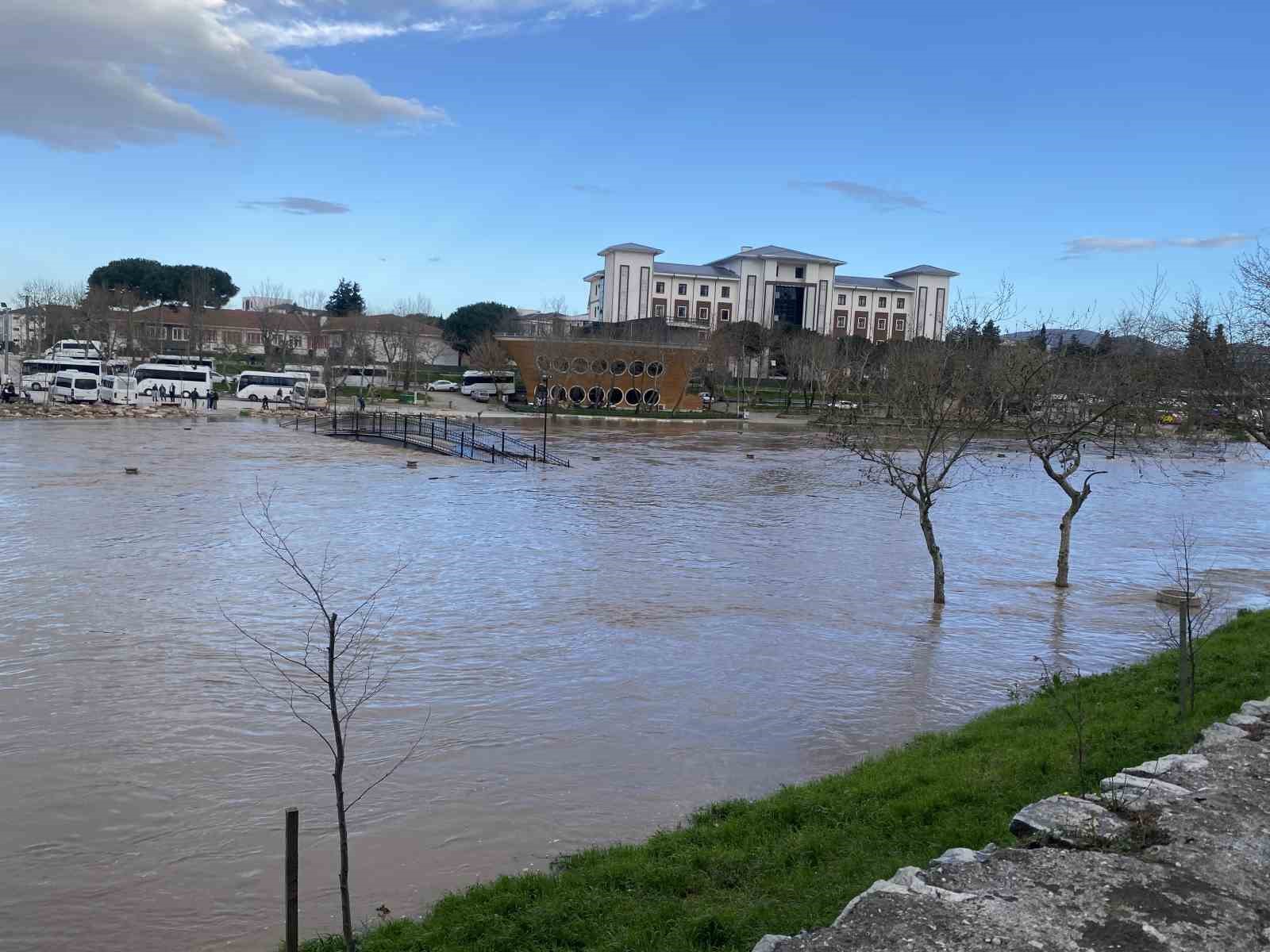 Çanakkale’de Kocabaş Çayı taştı, otopark sular altında kaldı
