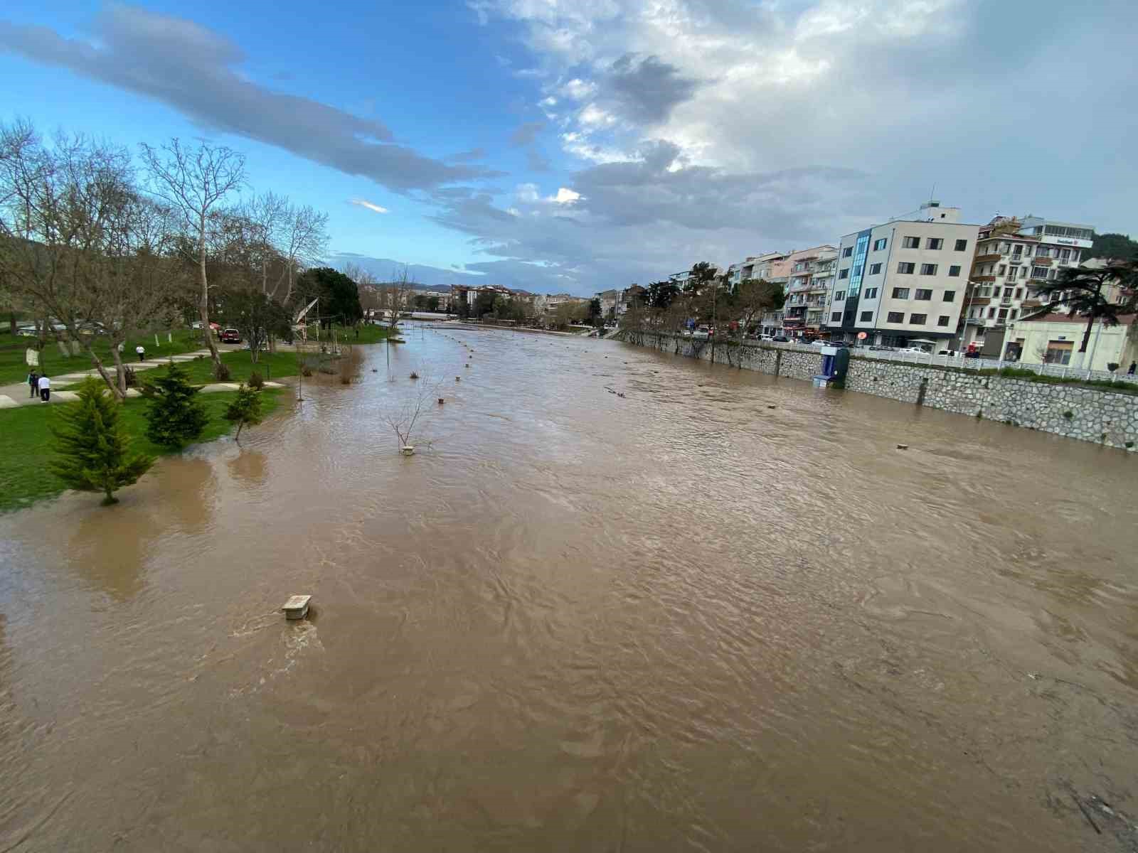 Çanakkale’de Kocabaş Çayı taştı, otopark sular altında kaldı
