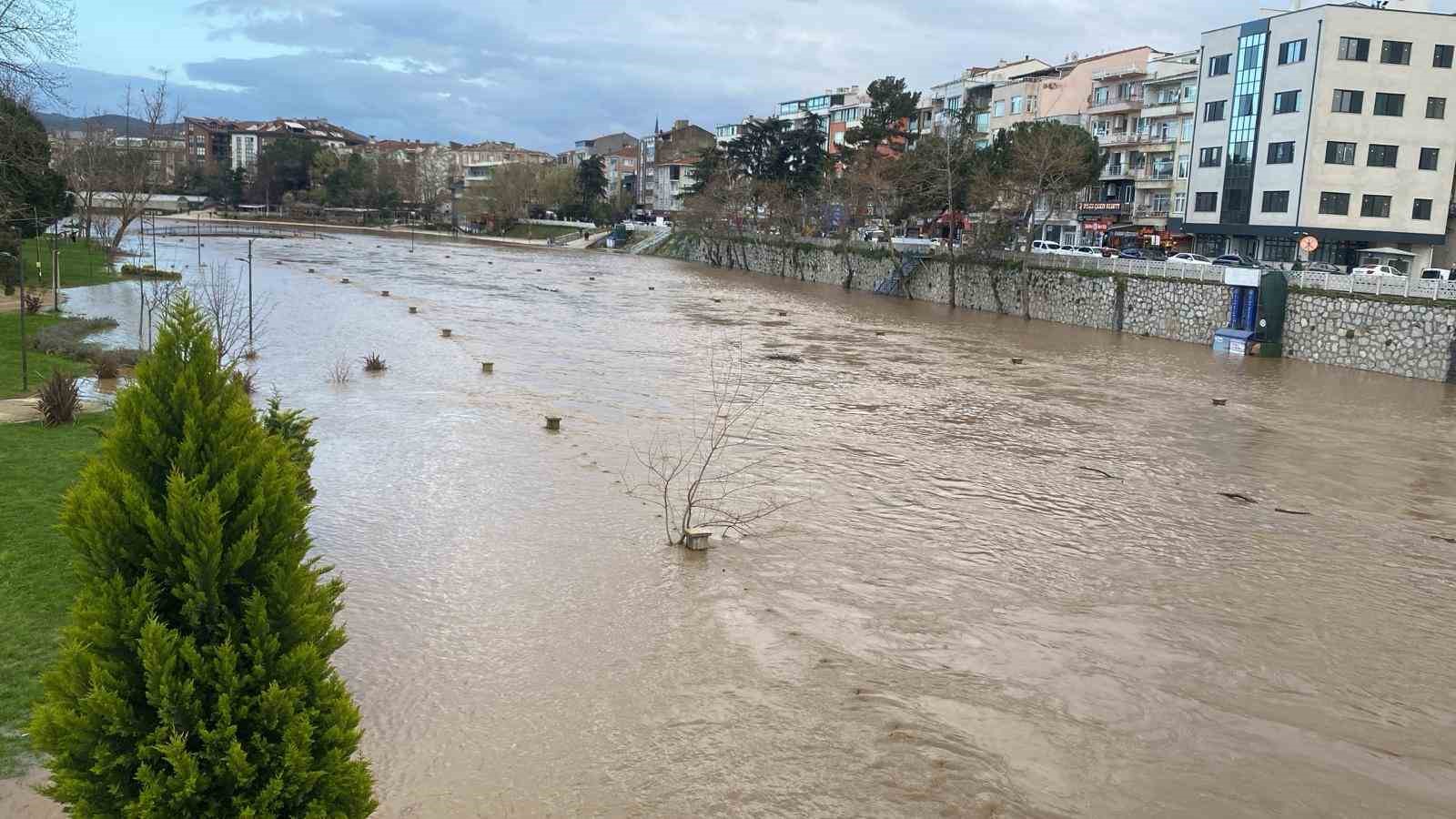 Çanakkale’de Kocabaş Çayı taştı, otopark sular altında kaldı
