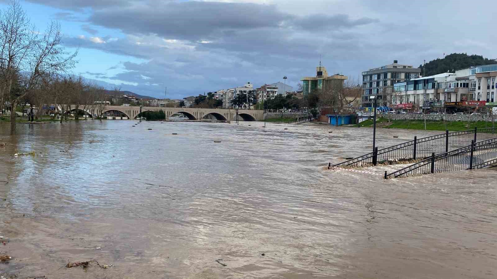 Çanakkale’de Kocabaş Çayı taştı, otopark sular altında kaldı
