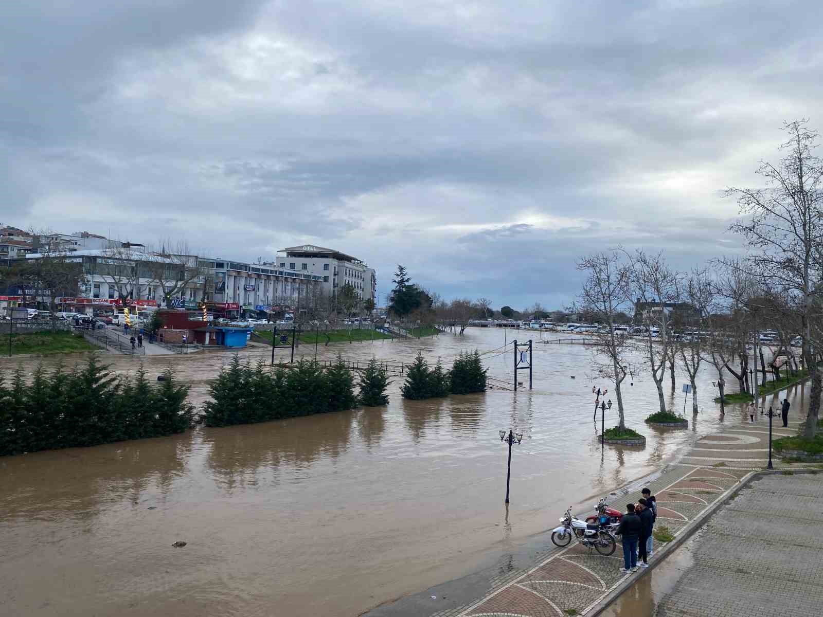 Çanakkale’de Kocabaş Çayı taştı, otopark sular altında kaldı
