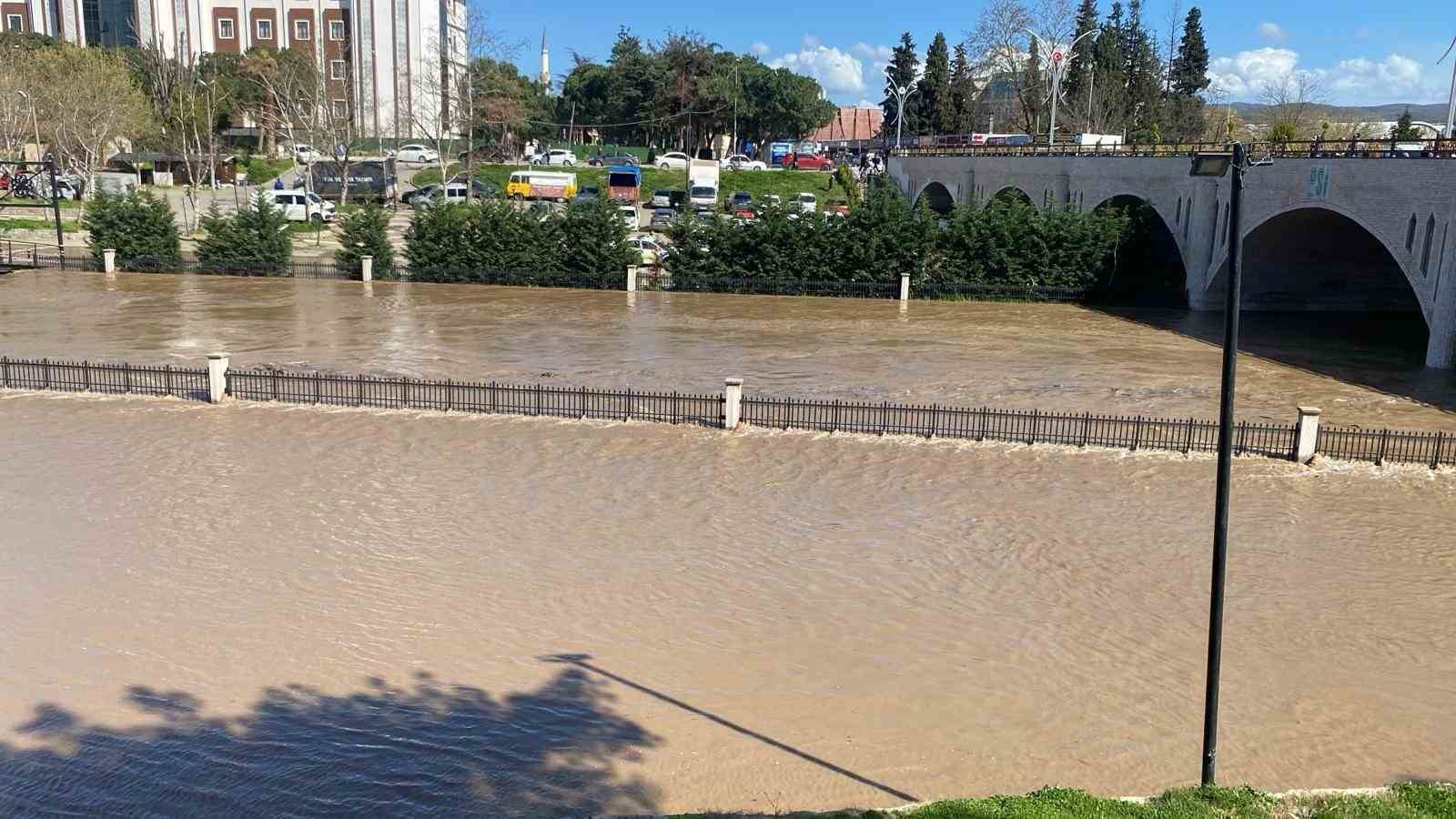 Çanakkale’de Kocabaş Çayı yoğun yağış nedeniyle taştı
