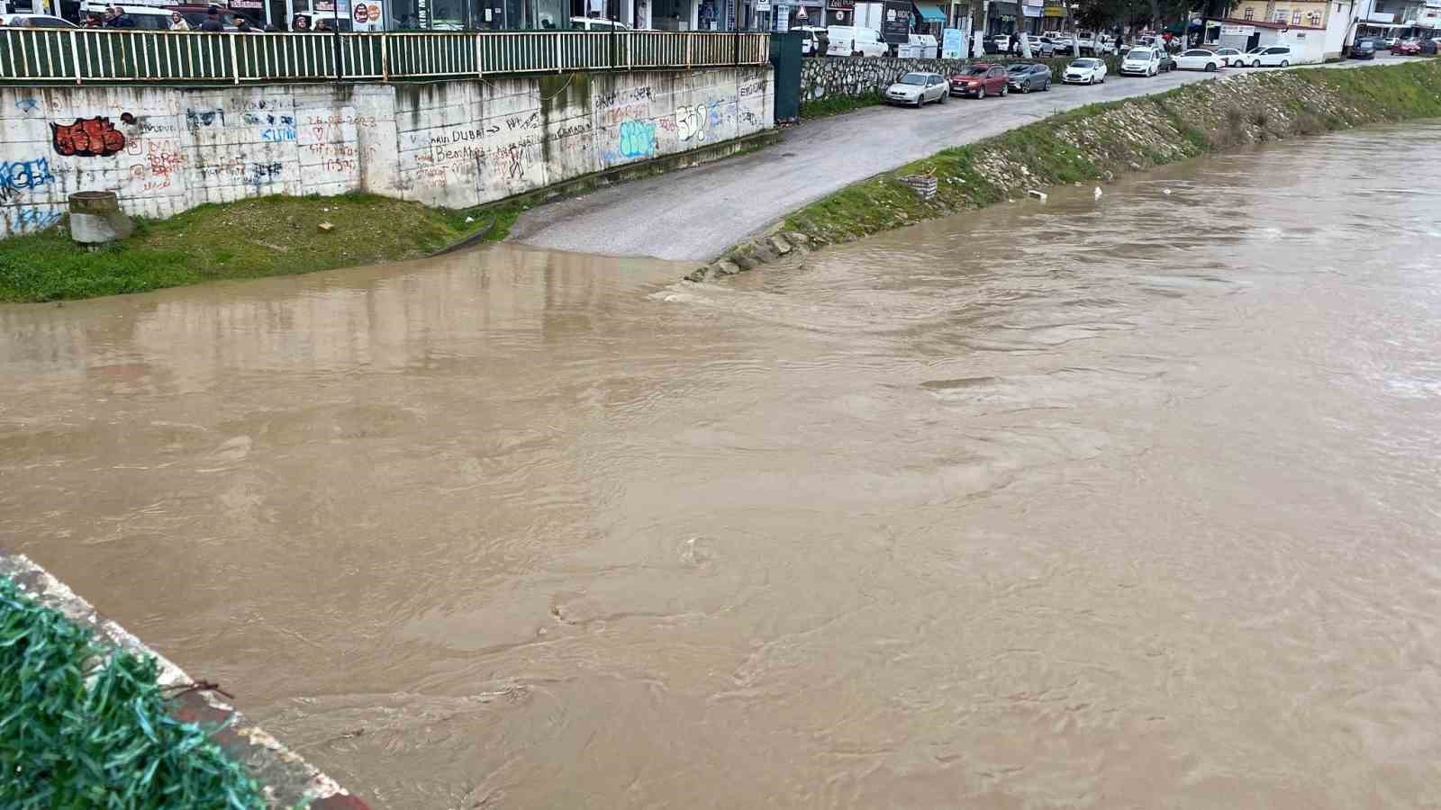 Çanakkale’de Kocabaş Çayı yoğuş yağış nedeniyle taştı
