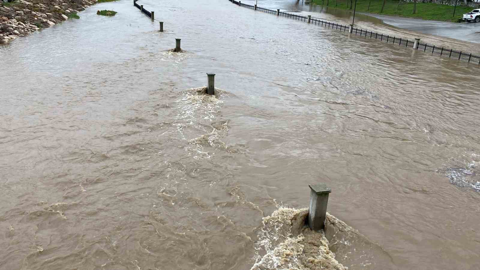 Çanakkale’de Kocabaş Çayı yoğuş yağış nedeniyle taştı
