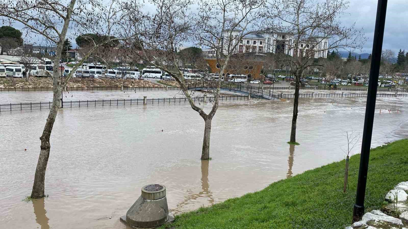 Çanakkale’de Kocabaş Çayı yoğuş yağış nedeniyle taştı
