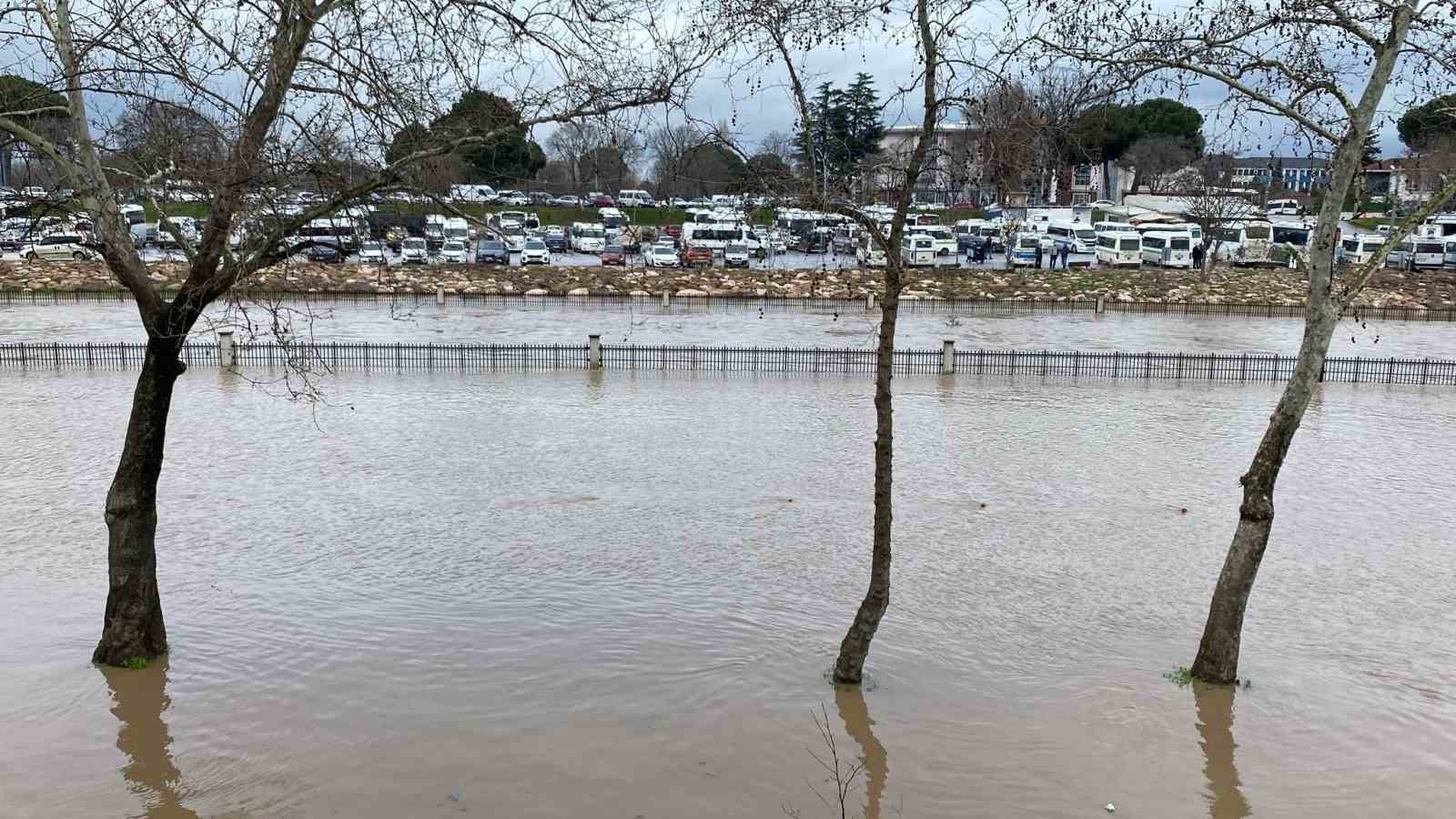 Çanakkale’de Kocabaş Çayı yoğuş yağış nedeniyle taştı
