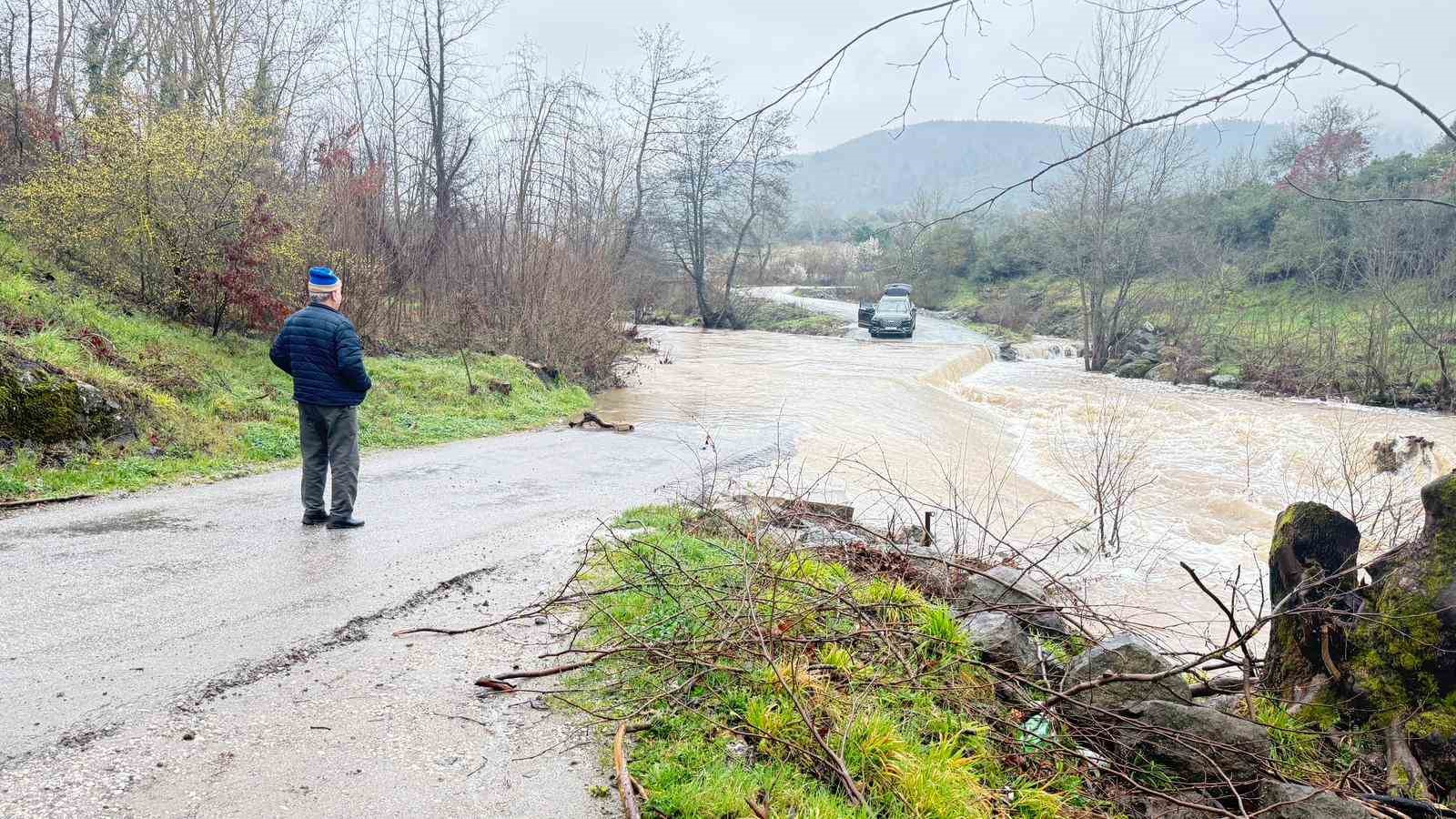 Çanakkale’de köy yolu sağanak yağış sonrası kapandı, bir araç suya kapıldı
