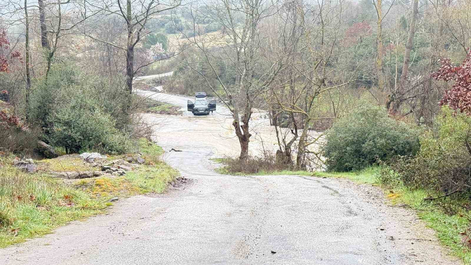 Çanakkale’de köy yolu sağanak yağış sonrası kapandı, bir araç suya kapıldı
