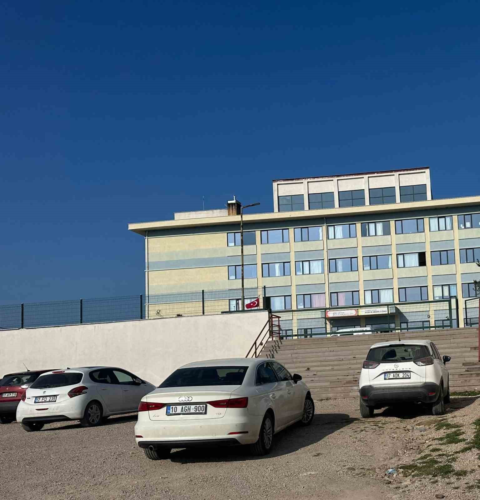 Çanakkale’de lise öğrencisi okulun 3. katından atlayarak hayatını kaybetti
