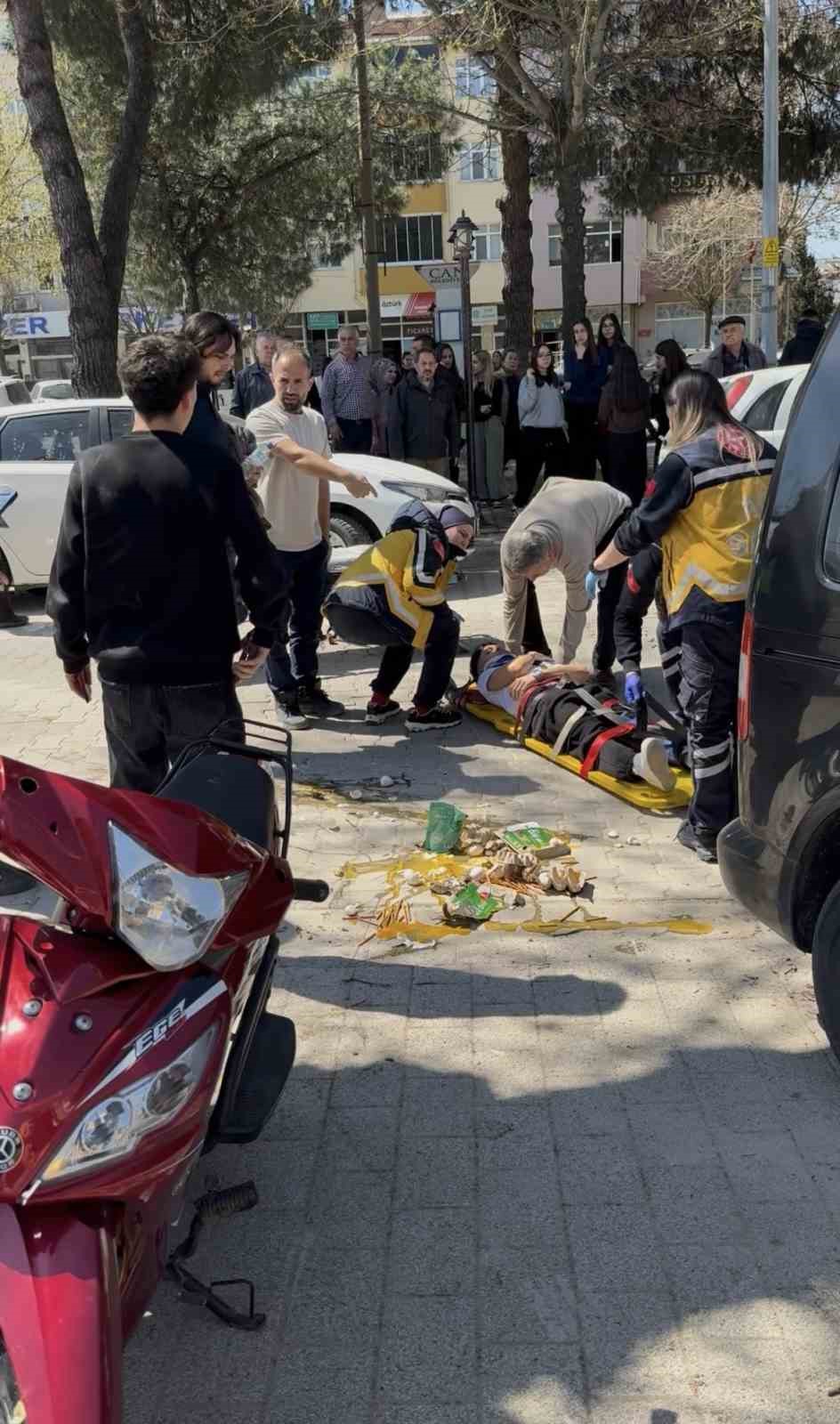 Çanakkale’de motosiklet yayaya çarptı; 2 kişi yaralı

