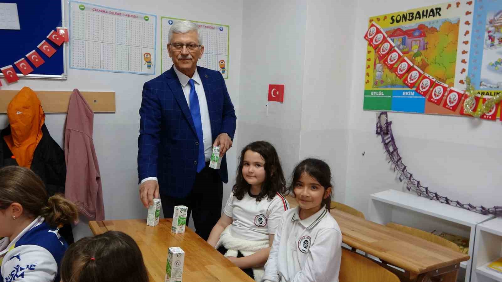 Çanakkale’de öğrencilere ücretsiz süt ikramı
