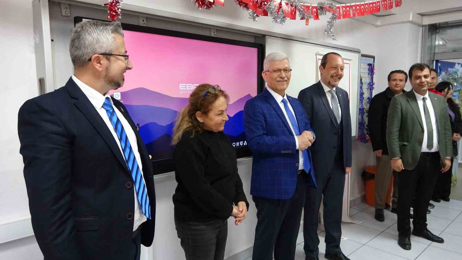 Çanakkale’de öğrencilere ücretsiz süt ikramı
