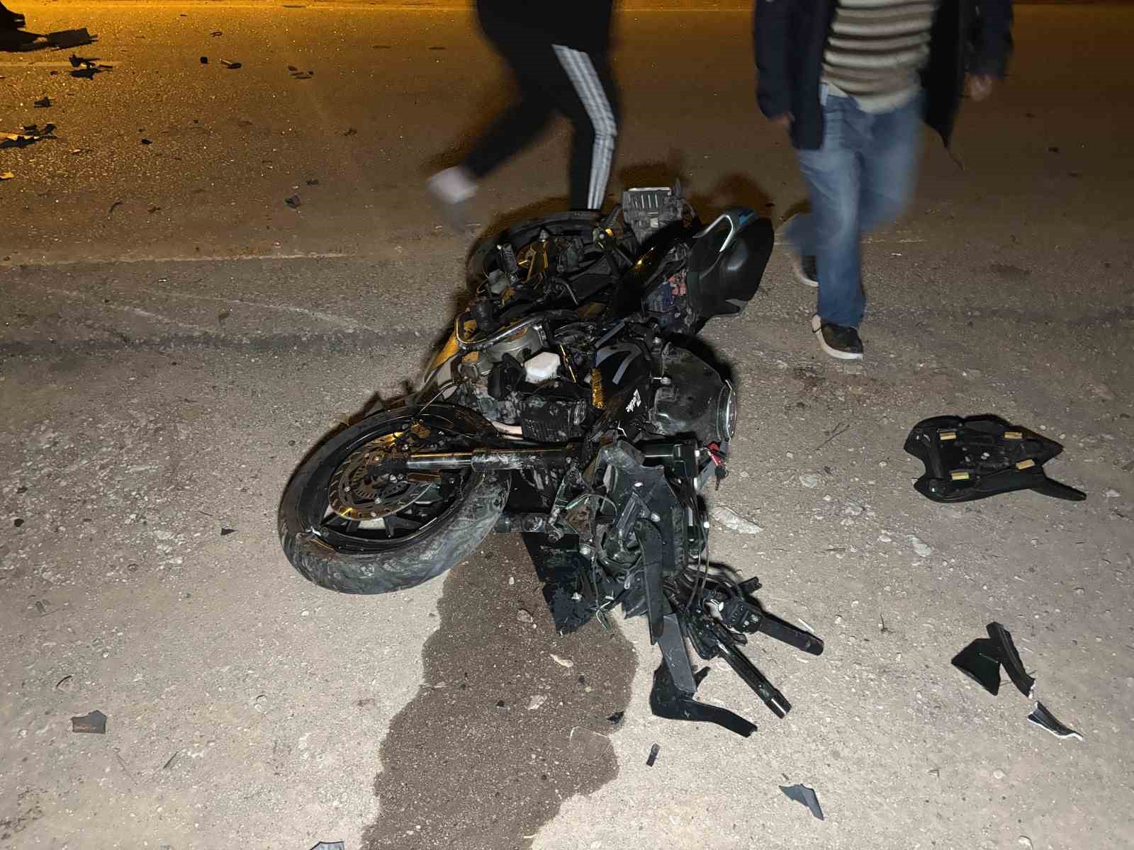 Çanakkale’de otomobil ile motosiklet çarpıştı: 3 kişi yaralandı
