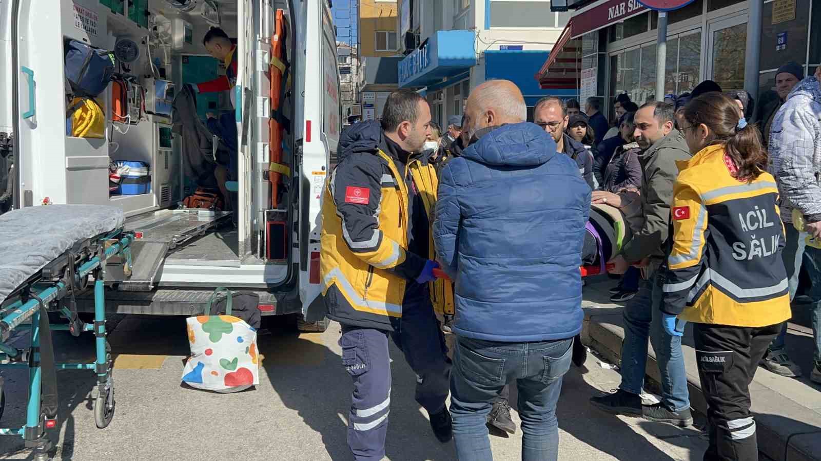 Çanakkale’de özel halk otobüsü yayaya çarptı: 8 yaralı
