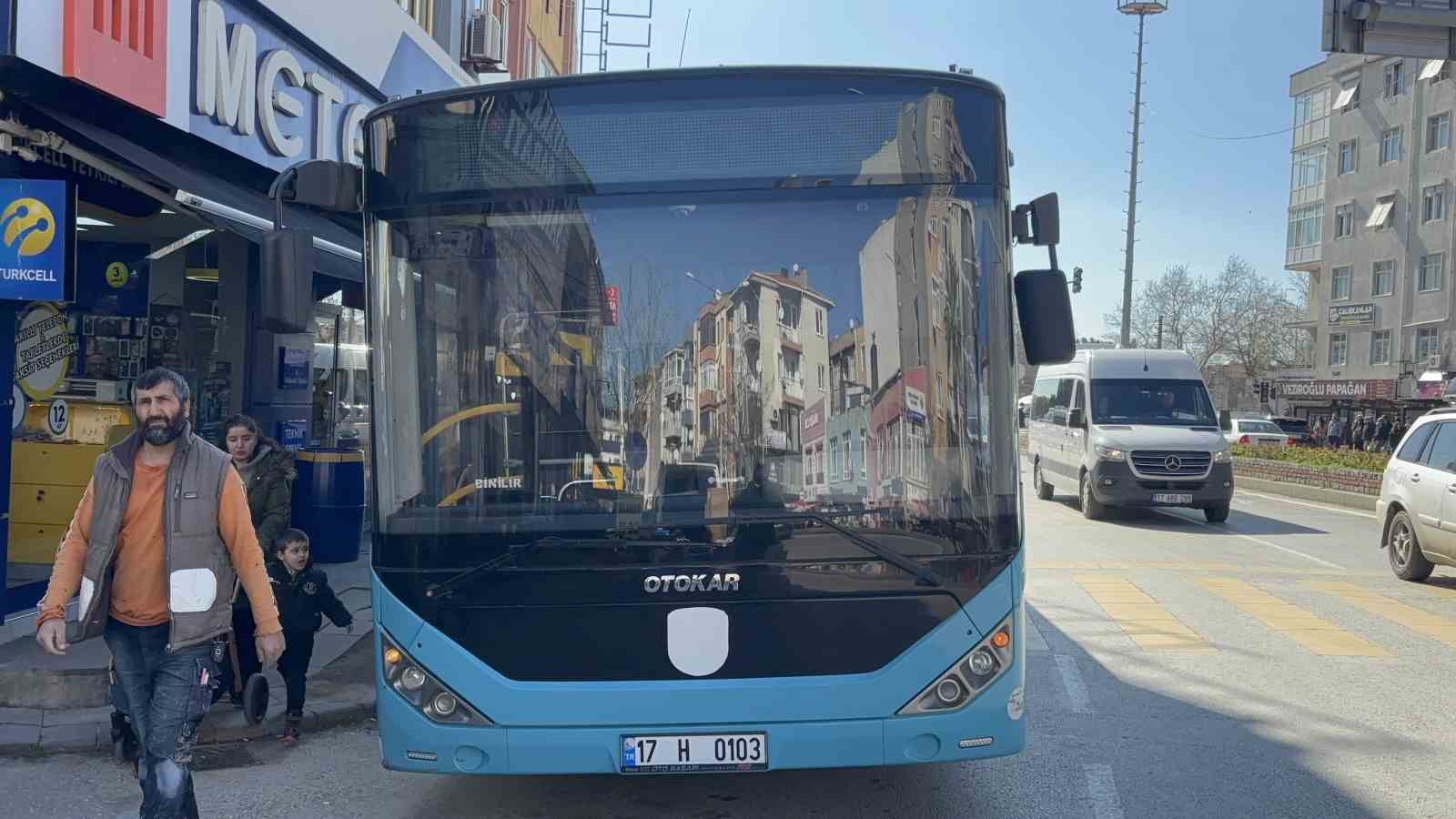 Çanakkale’de özel halk otobüsü yayaya çarptı: 8 yaralı
