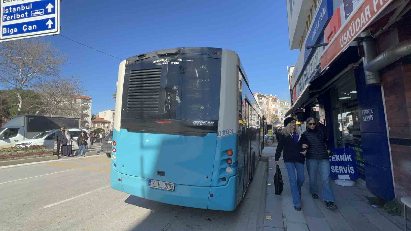 Çanakkale’de özel halk otobüsü yayaya çarptı: 8 yaralı
