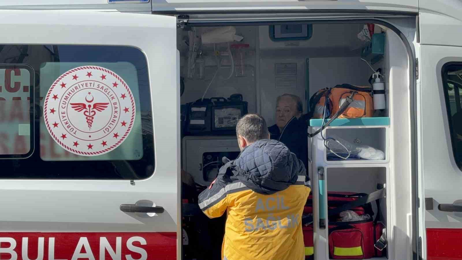 Çanakkale’de özel halk otobüsü yayaya çarptı: 8 yaralı
