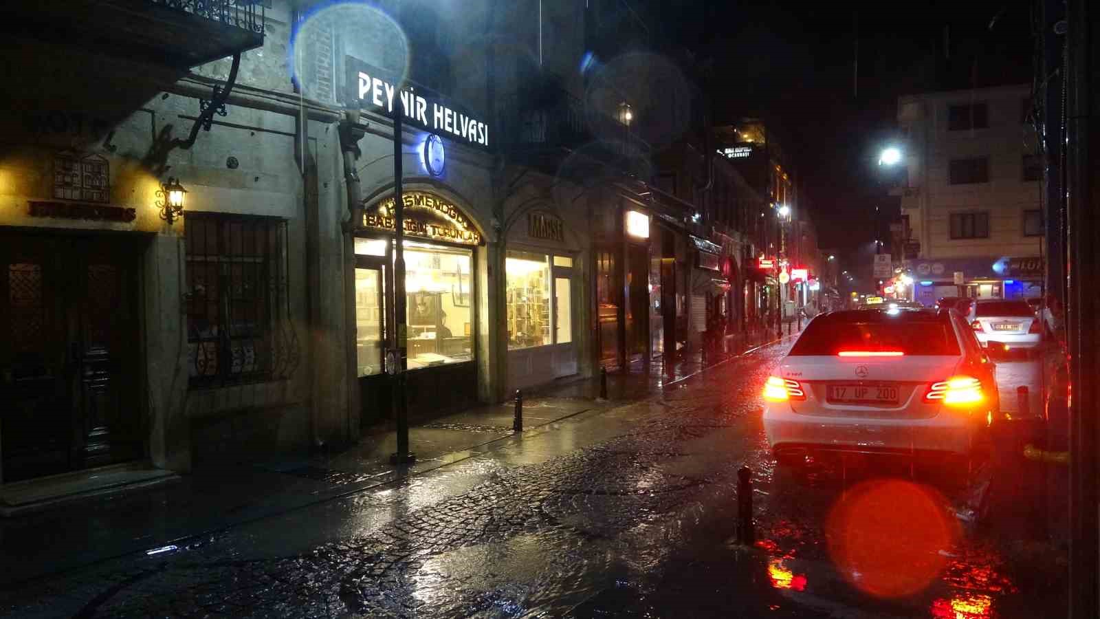 Çanakkale’de sağanak sonrası cadde ve sokaklar göle döndü
