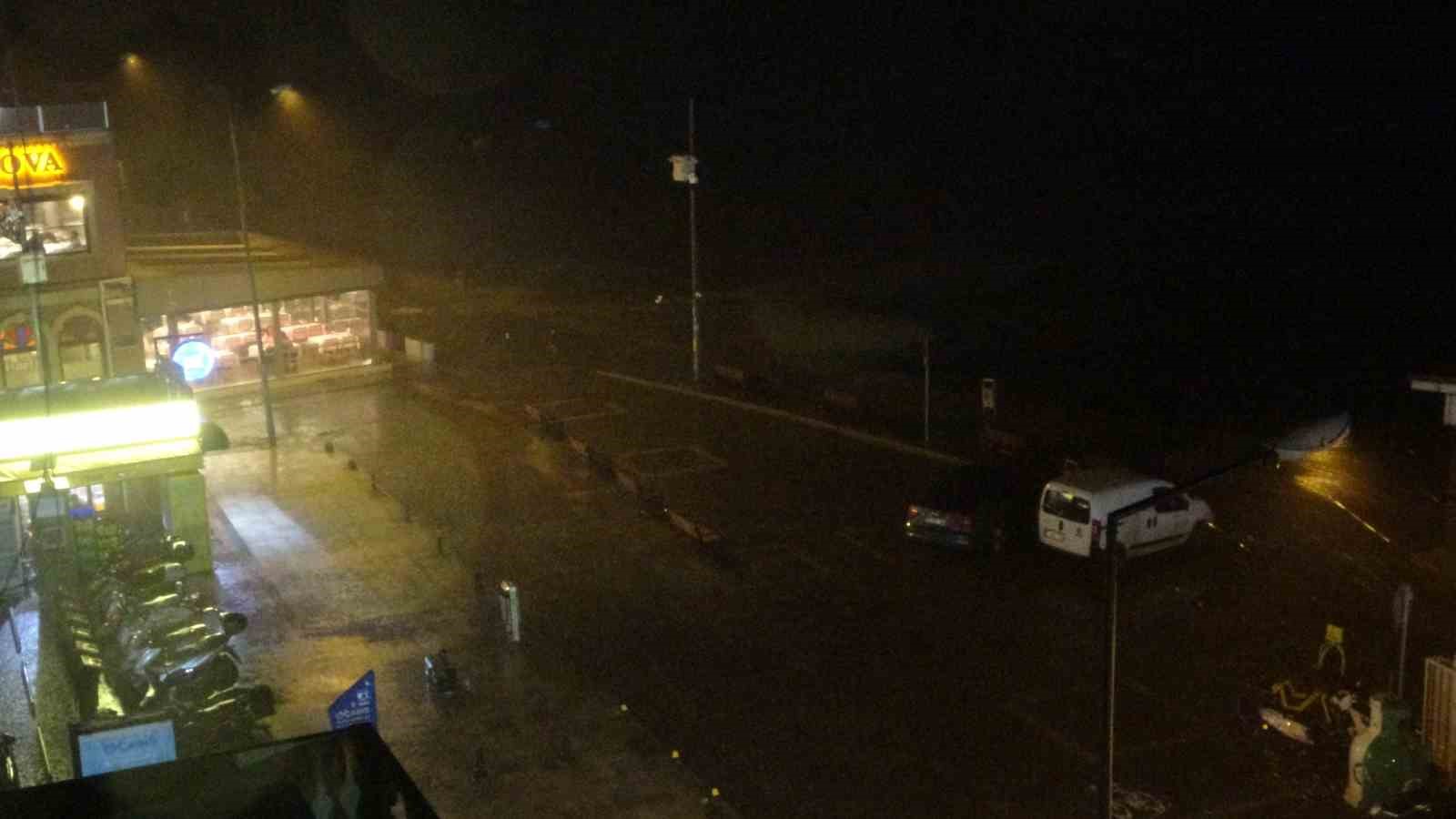 Çanakkale’de sağanak sonrası cadde ve sokaklar göle döndü
