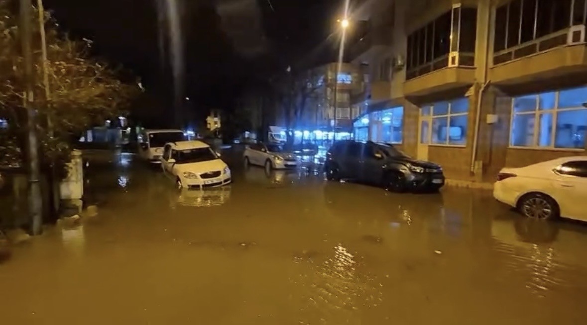 Çanakkale’de sağanak sonrası cadde ve sokaklar göle döndü
