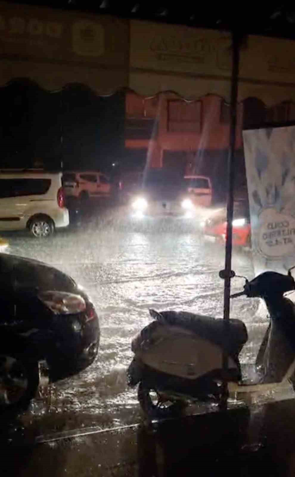 Çanakkale’de sağanak sonrası cadde ve sokaklar göle döndü
