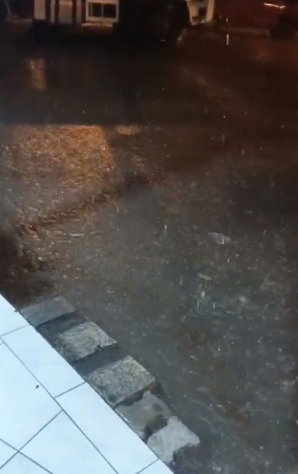 Çanakkale’de sağanak sonrası cadde ve sokaklar göle döndü
