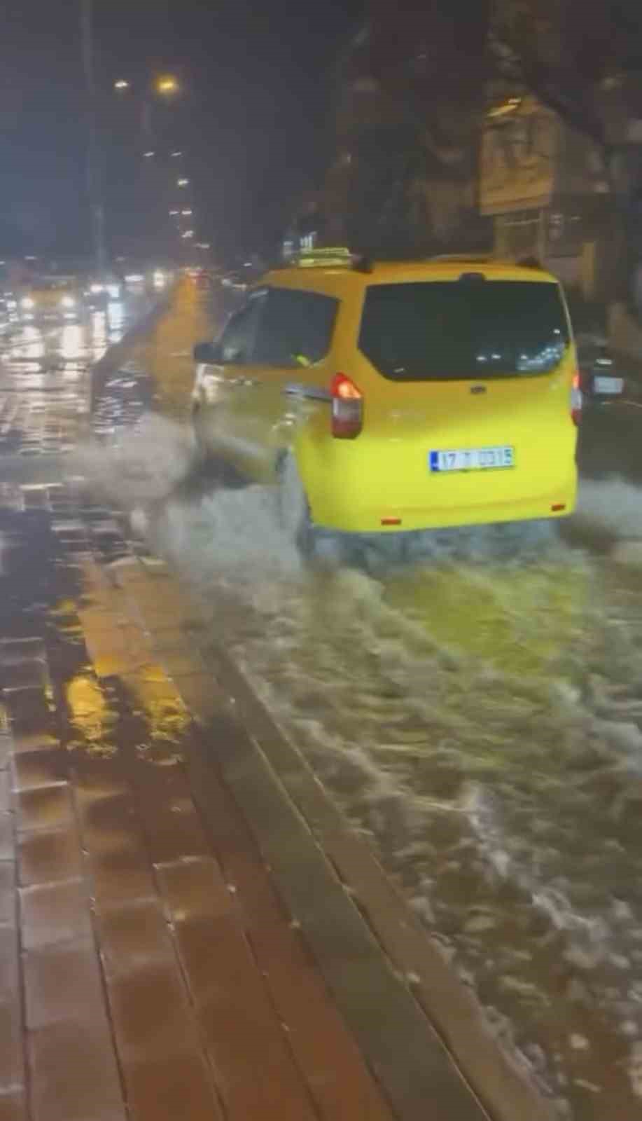 Çanakkale’de sağanak sonrası cadde ve sokaklar göle döndü
