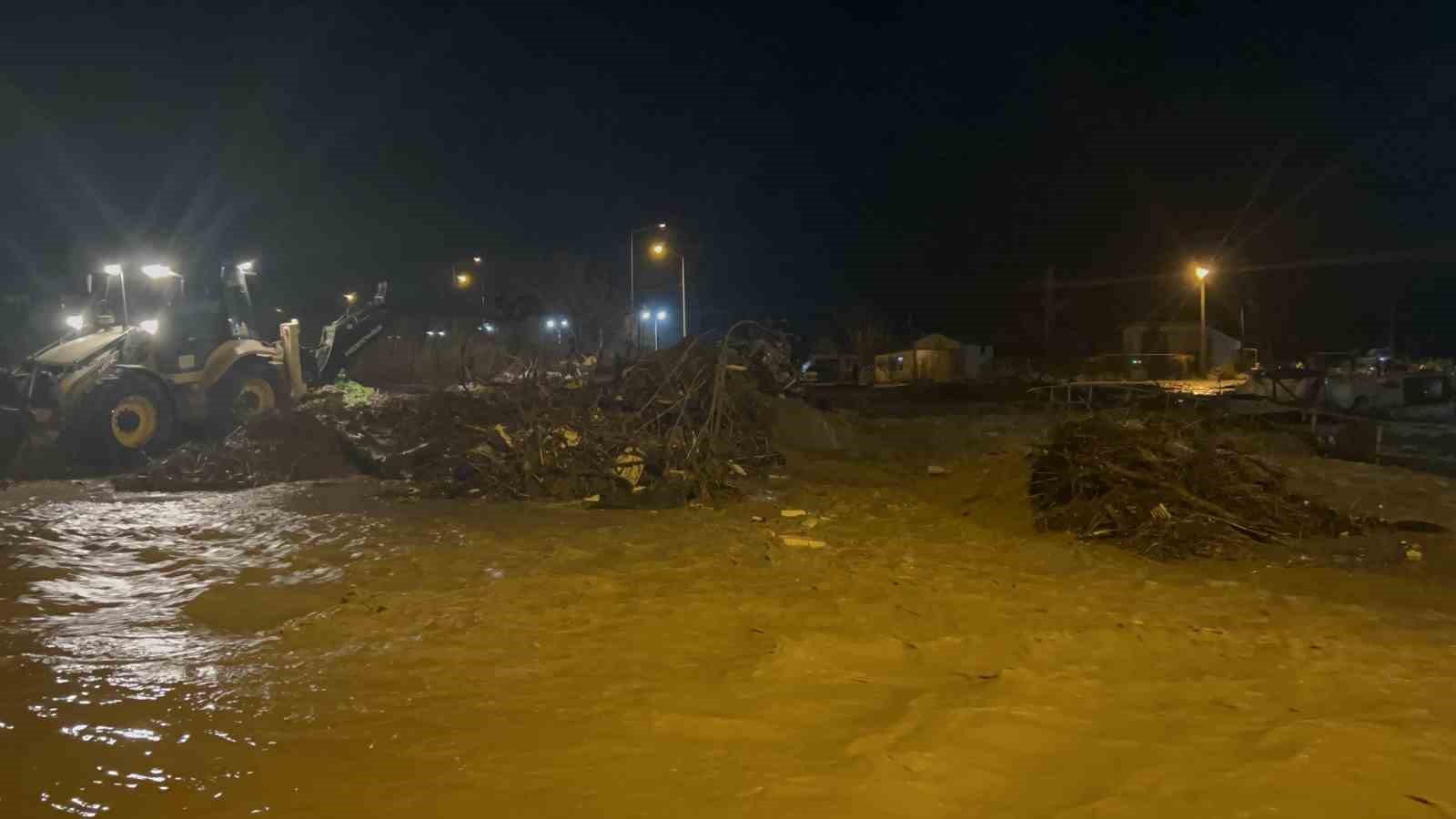 Çanakkale’de sağanak yağış nedeniyle Kepez Çayı taştı, sahil yolu trafiğe kapatıldı
