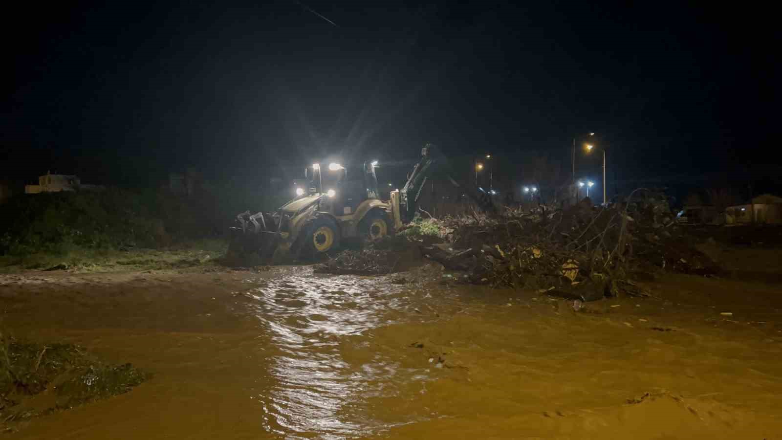 Çanakkale’de sağanak yağış nedeniyle Kepez Çayı taştı, sahil yolu trafiğe kapatıldı
