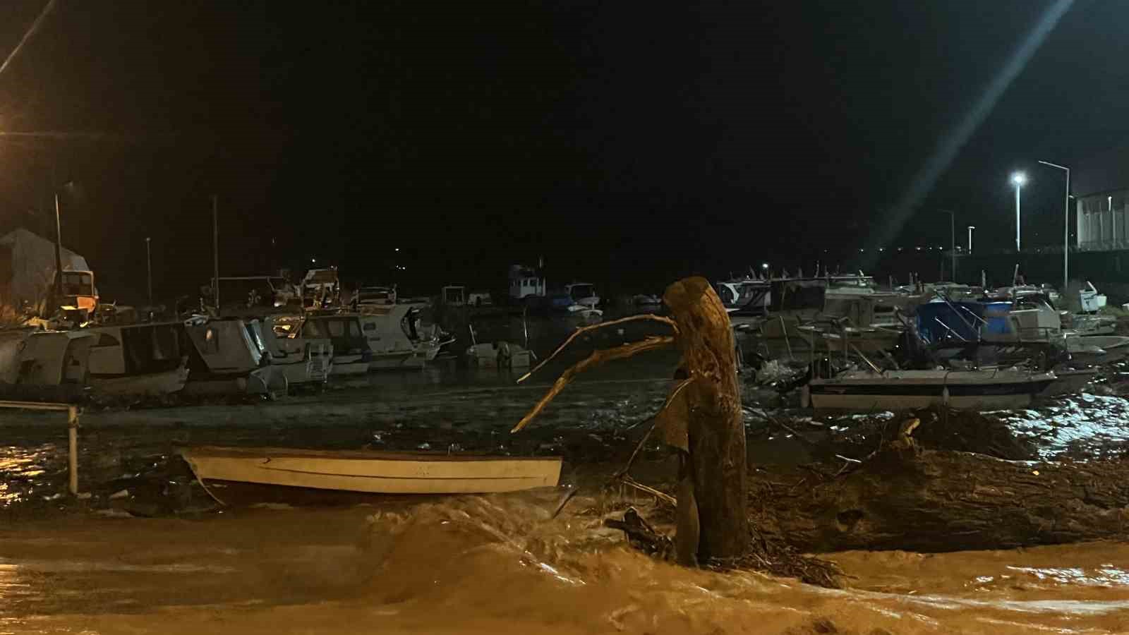 Çanakkale’de sağanak yağış nedeniyle Kepez Çayı taştı, sahil yolu trafiğe kapatıldı
