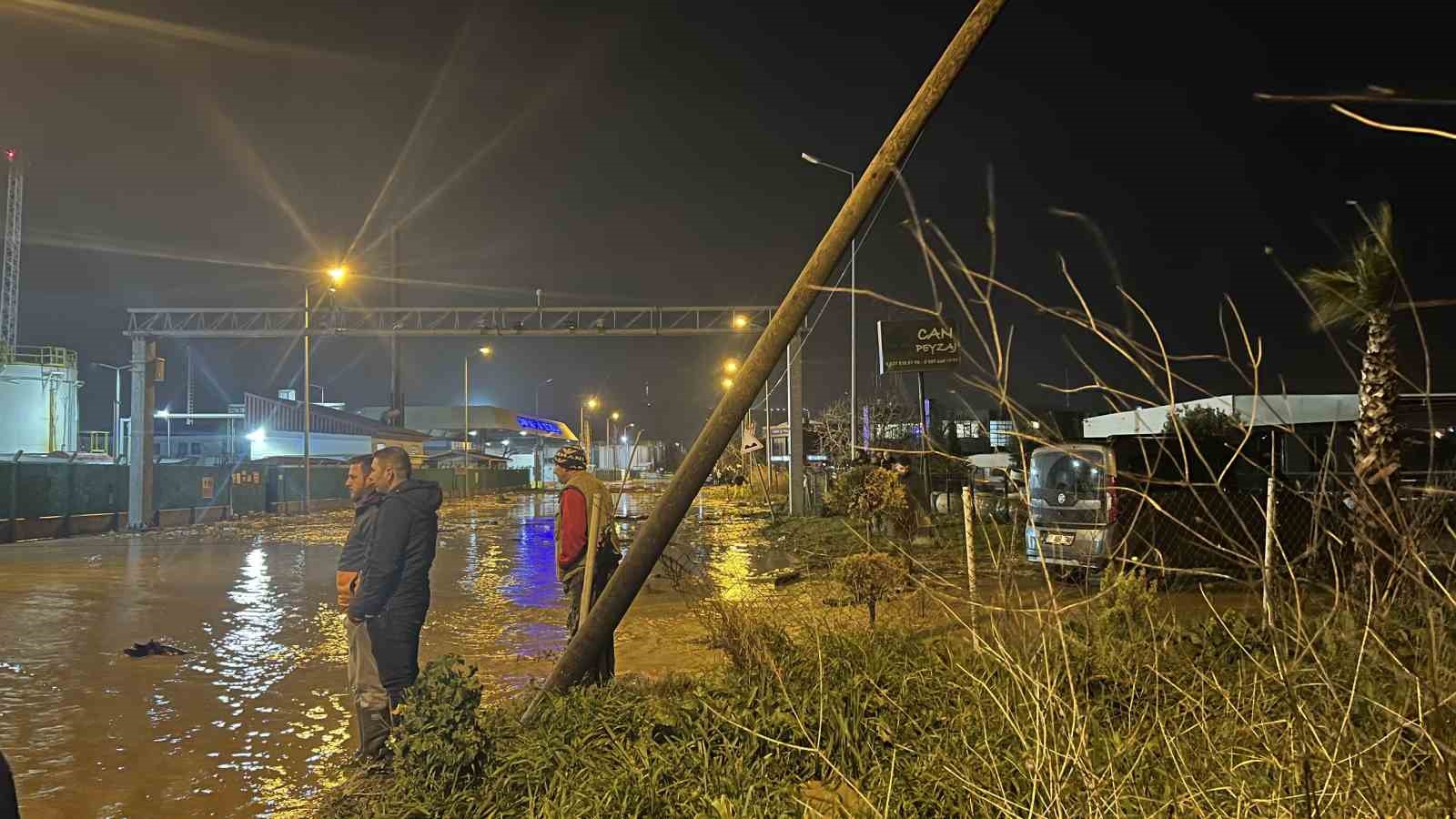 Çanakkale’de sağanak yağış nedeniyle Kepez Çayı taştı, sahil yolu trafiğe kapatıldı
