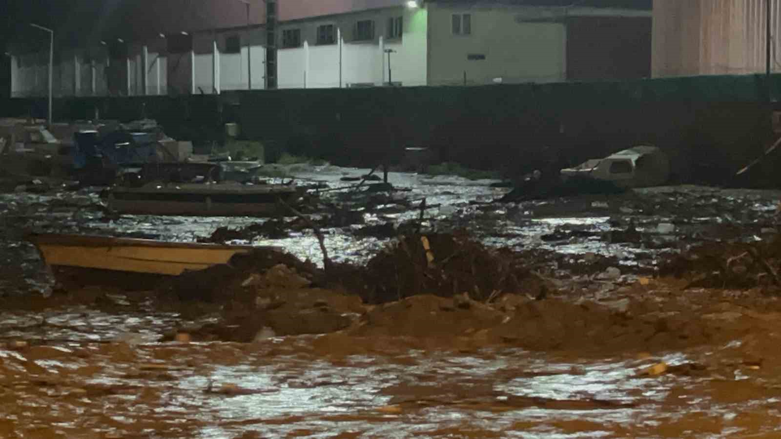 Çanakkale’de sağanak yağış nedeniyle Kepez Çayı taştı, sahil yolu trafiğe kapatıldı
