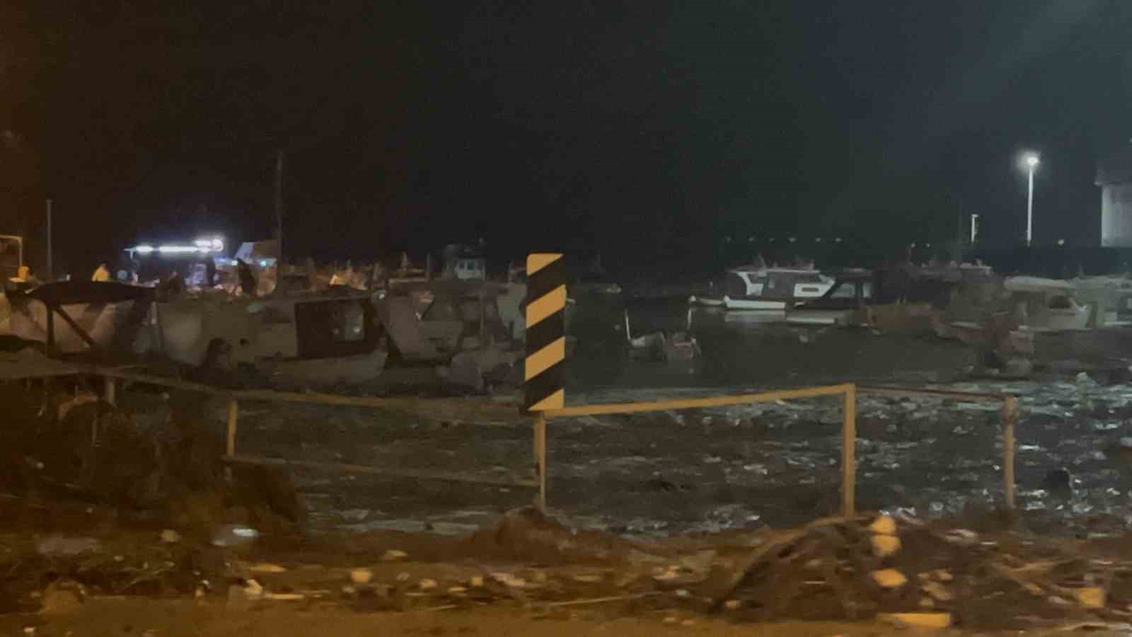 Çanakkale’de sağanak yağış nedeniyle Kepez Çayı taştı, sahil yolu trafiğe kapatıldı
