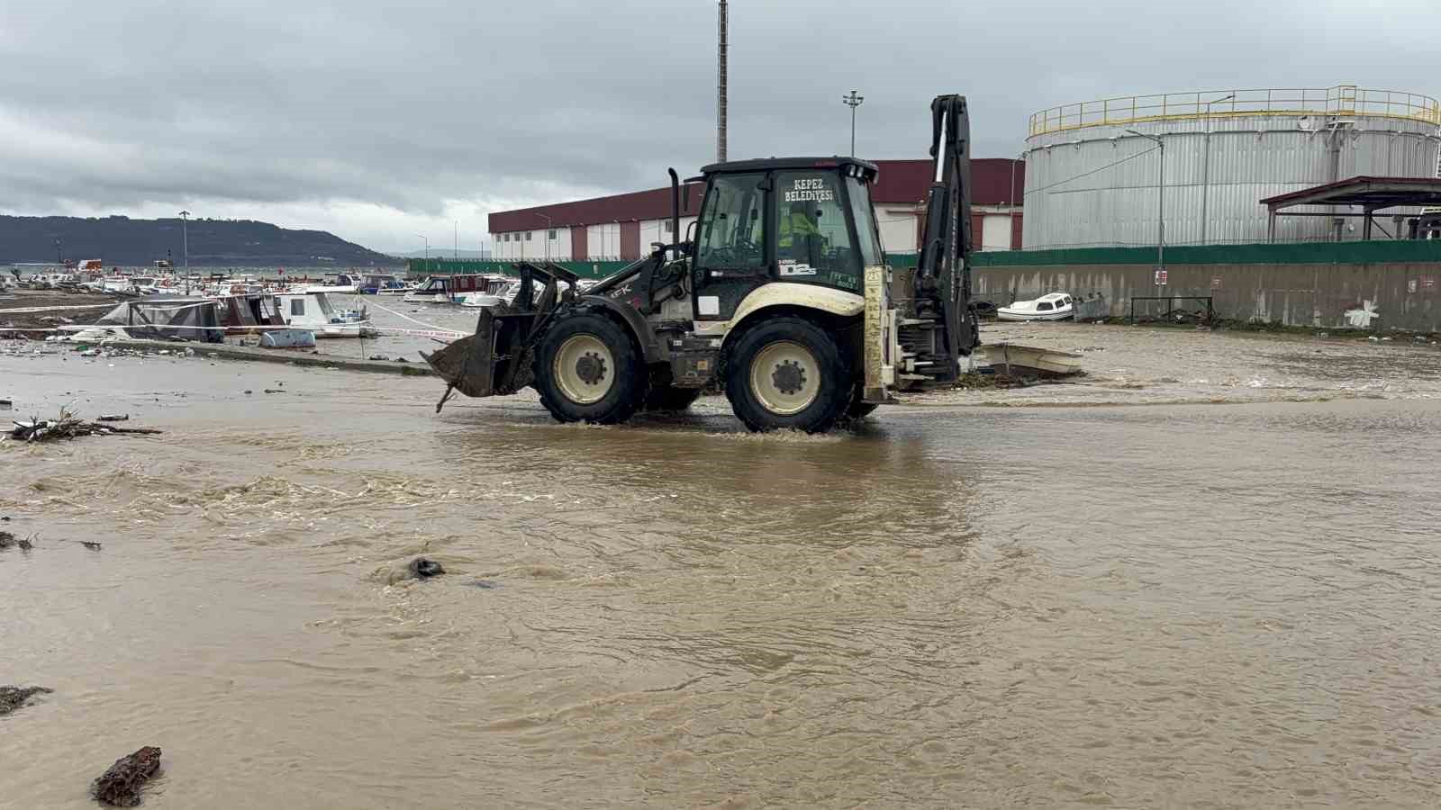 Çanakkale’de sağanak yağış nedeniyle Kepez çayı taştı
