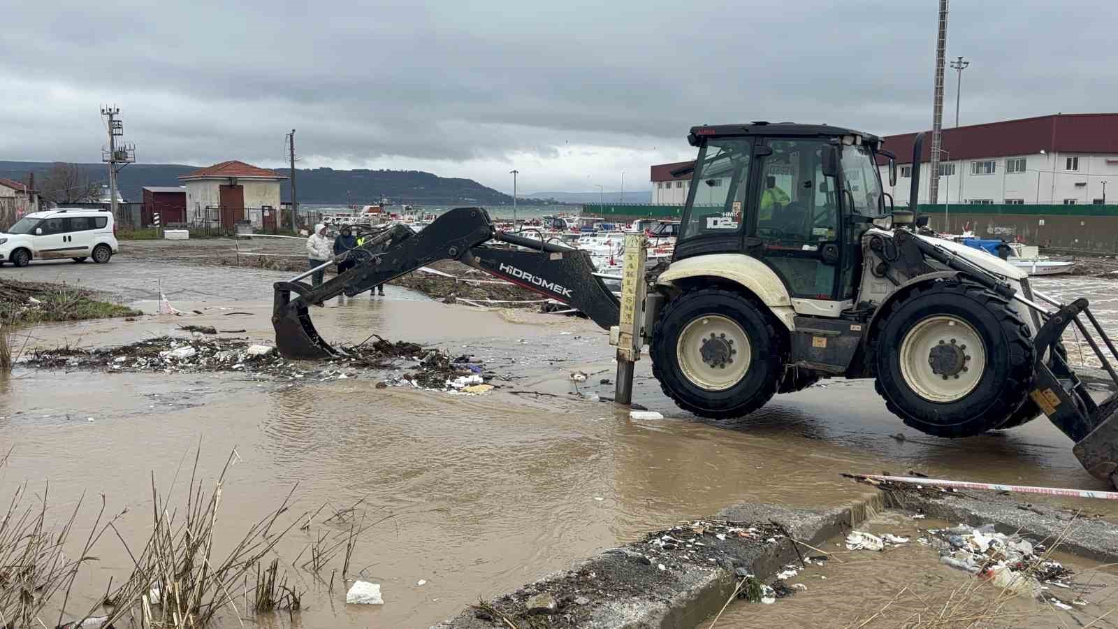Çanakkale’de sağanak yağış nedeniyle Kepez çayı taştı

