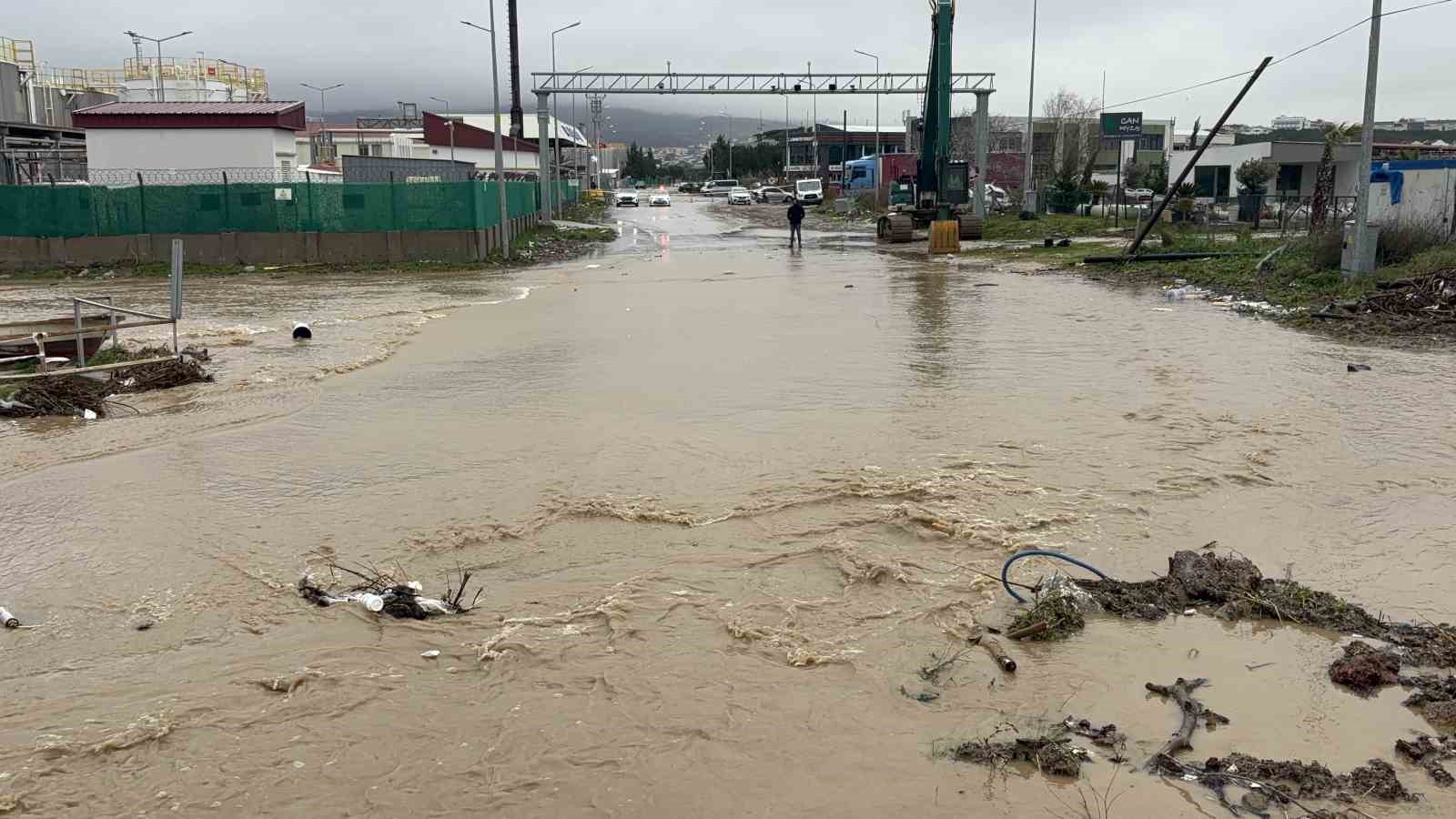 Çanakkale’de sağanak yağış nedeniyle Kepez çayı taştı

