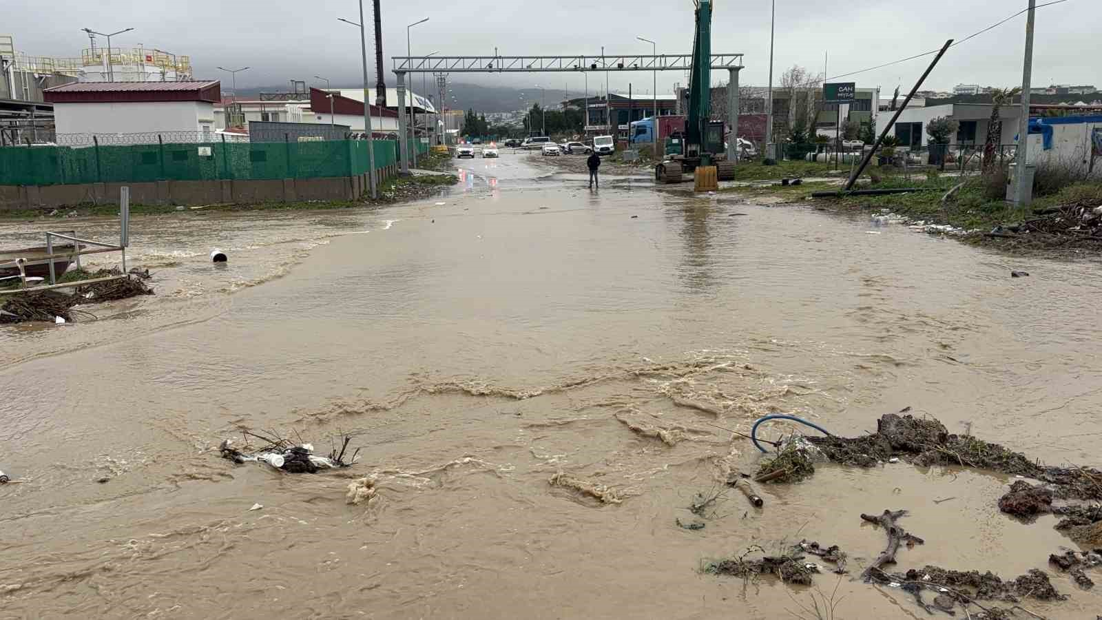 Çanakkale’de sağanak yağış nedeniyle Kepez çayı taştı
