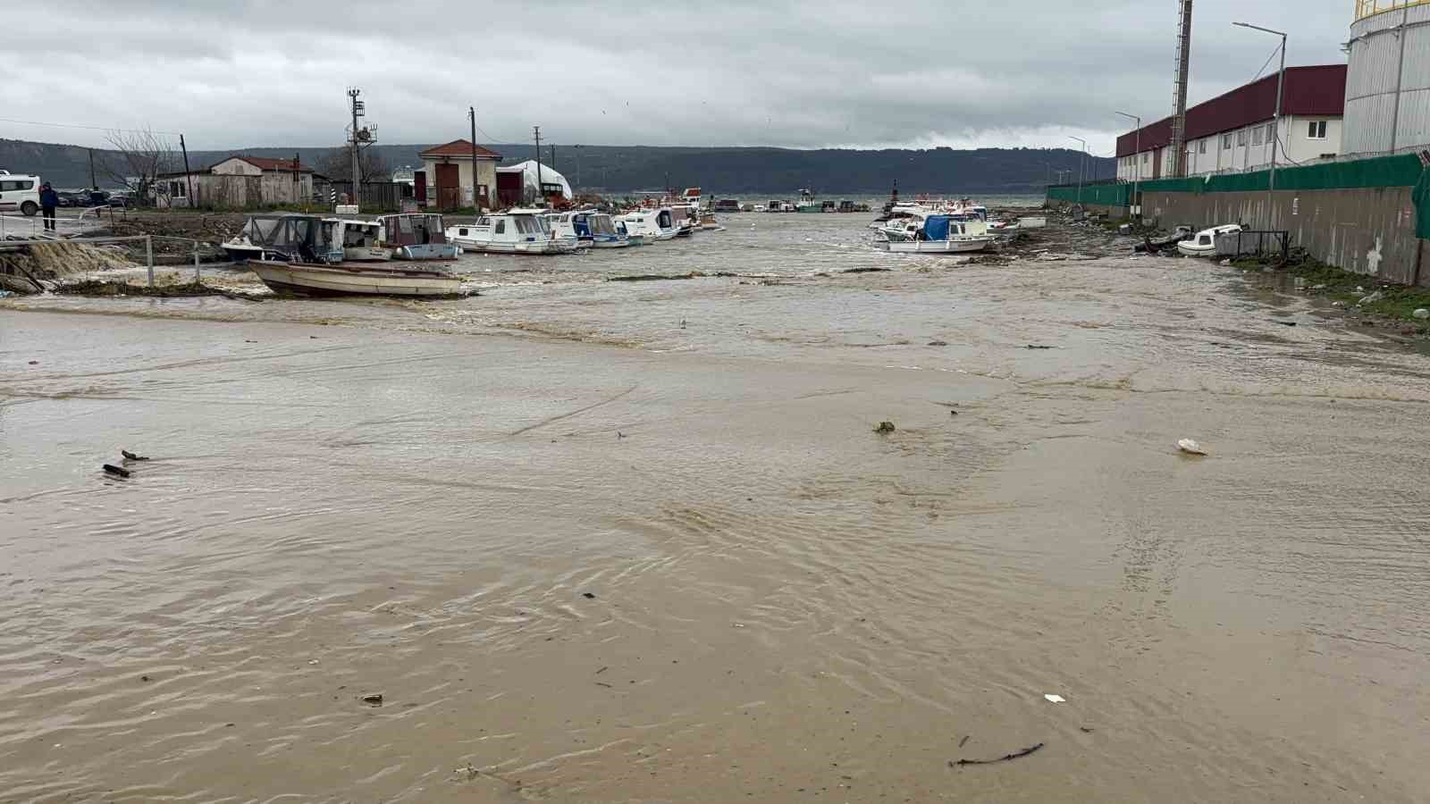 Çanakkale’de sağanak yağış nedeniyle Kepez çayı taştı
