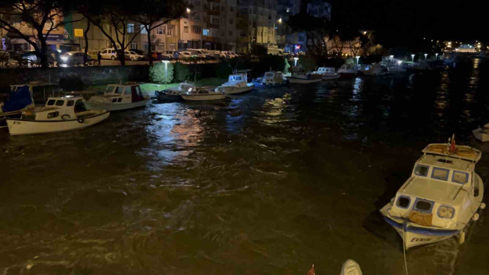 Çanakkale’de Sarıçay taştı, iş yerleri sular altında kaldı

