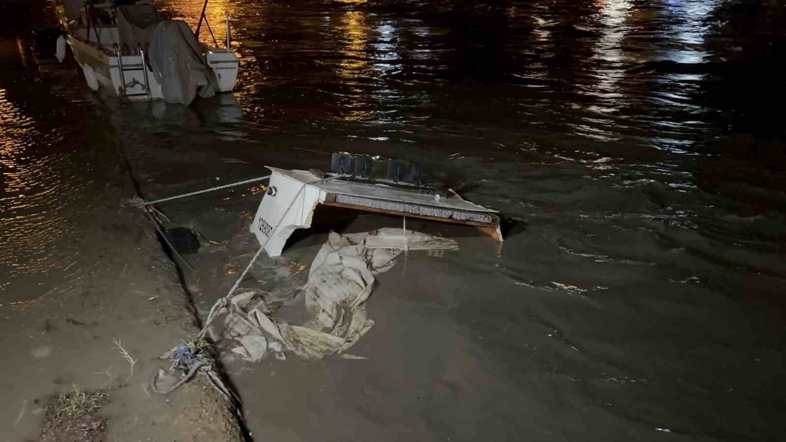 Çanakkale’de Sarıçay taştı, iş yerleri sular altında kaldı

