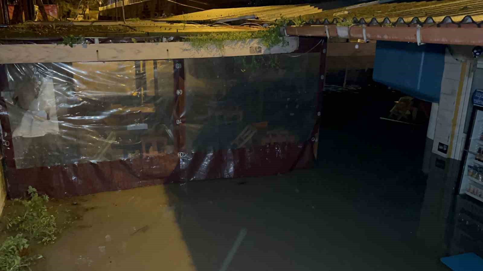 Çanakkale’de Sarıçay taştı, iş yerleri sular altında kaldı
