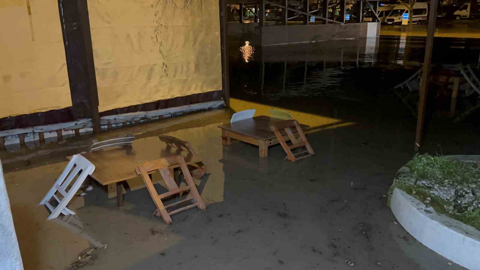 Çanakkale’de Sarıçay taştı, iş yerleri sular altında kaldı
