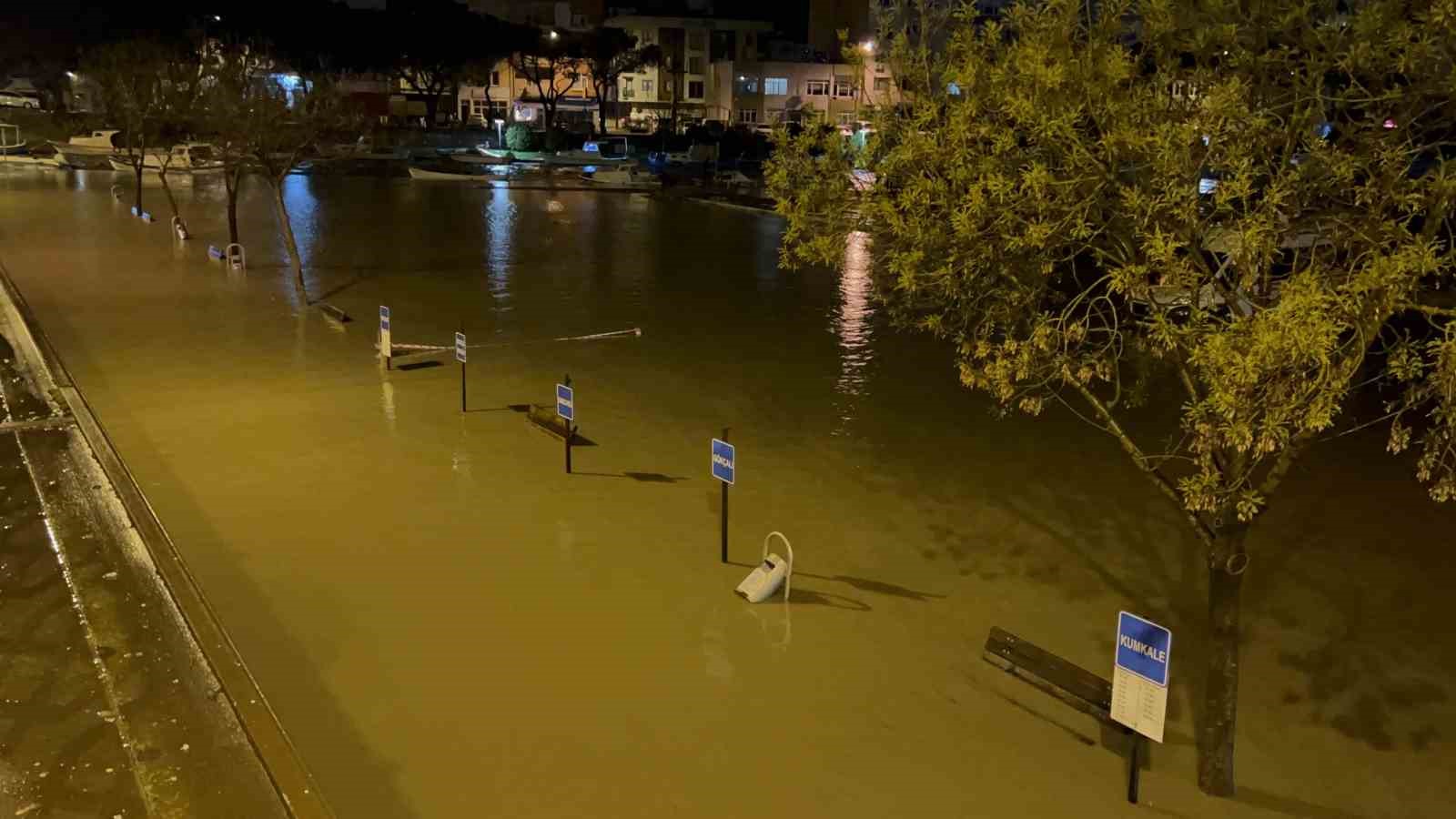 Çanakkale’de Sarıçay taştı, iş yerleri sular altında kaldı
