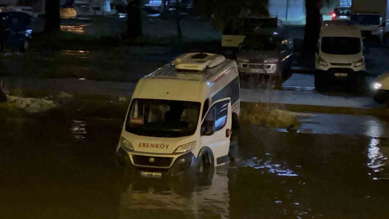 Çanakkale’de Sarıçay taştı, iş yerleri sular altında kaldı
