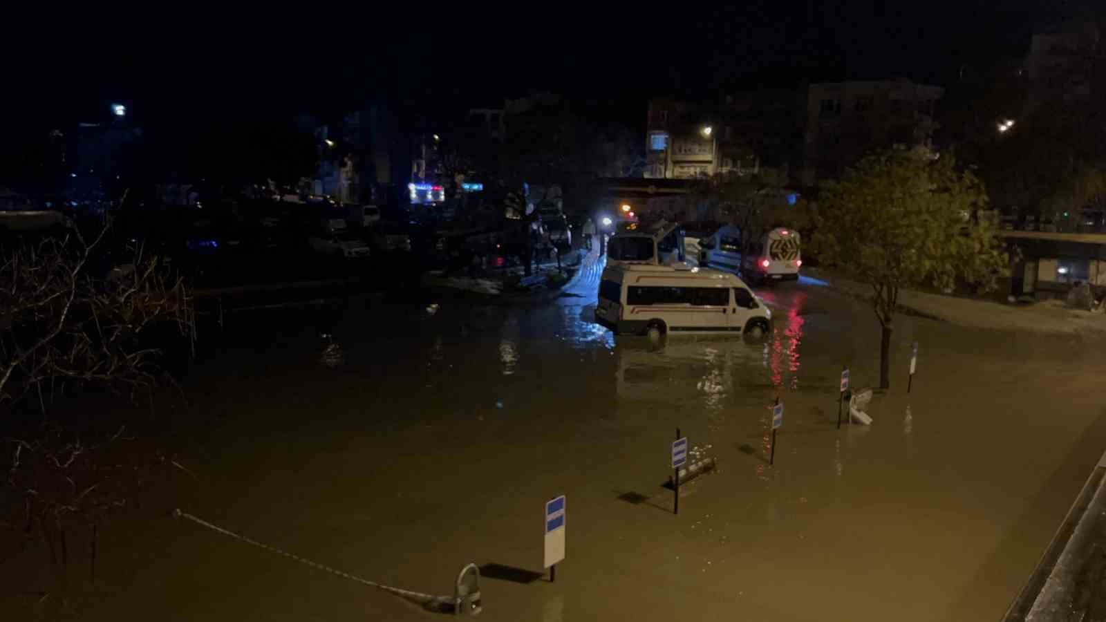 Çanakkale’de Sarıçay taştı, iş yerleri sular altında kaldı
