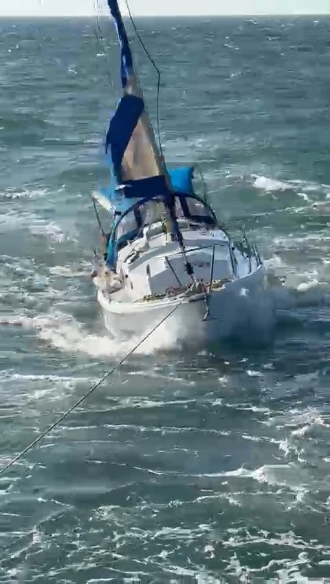 Çanakkale’de sürüklenen yelkenlinin yardımına balıkçı teknesi koştu
