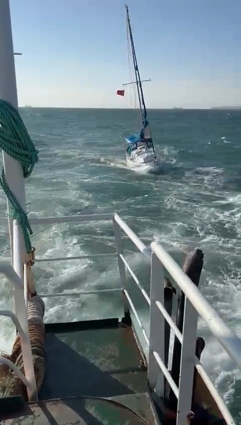 Çanakkale’de sürüklenen yelkenlinin yardımına balıkçı teknesi koştu
