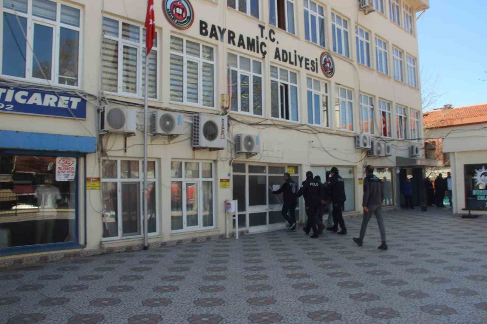 Çanakkale’de tartıştığı eşini av tüfeğiyle öldüren adam tutuklandı
