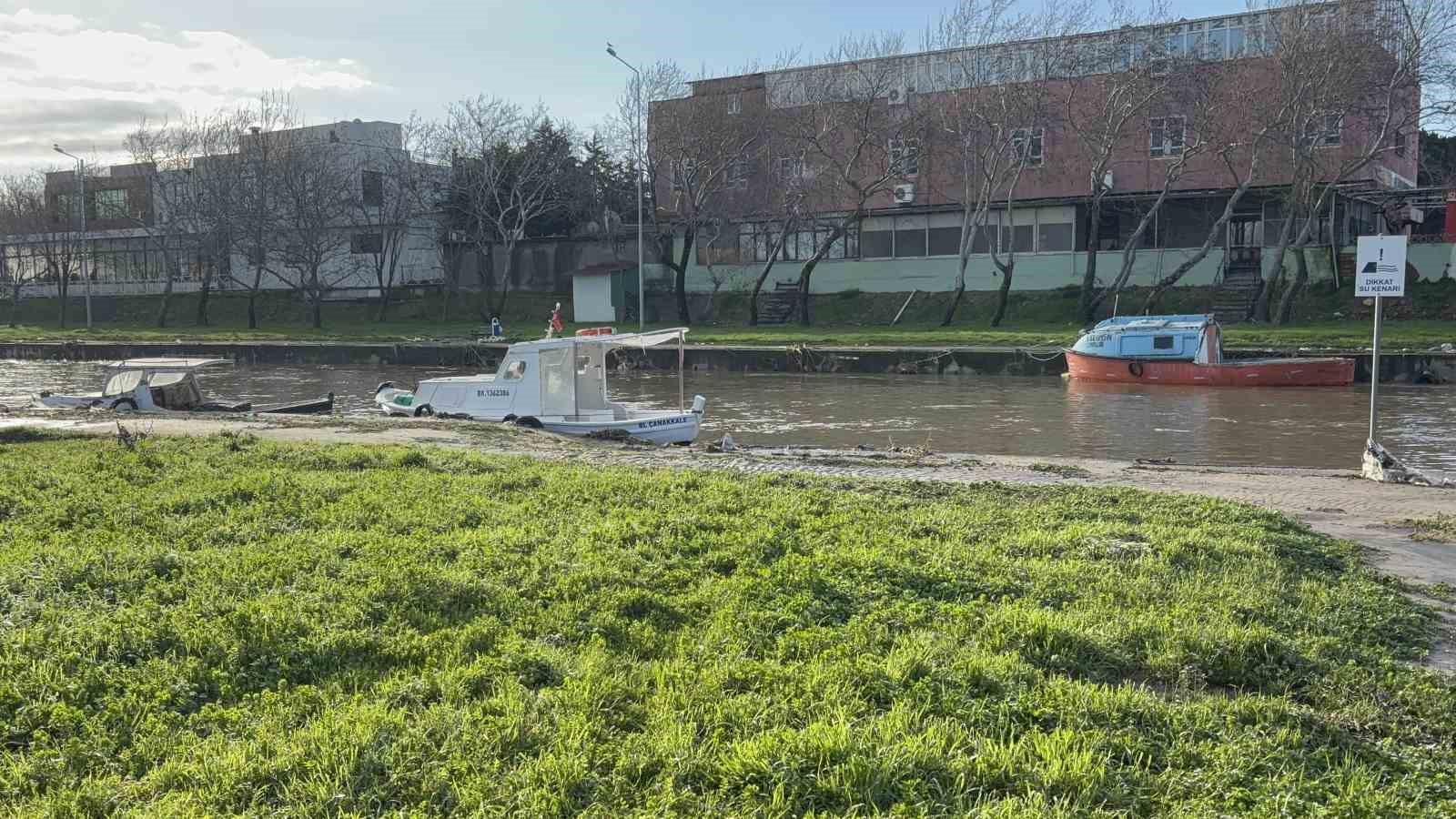 Çanakkale’de taşkın yaşanan Sarıçay normale döndü
