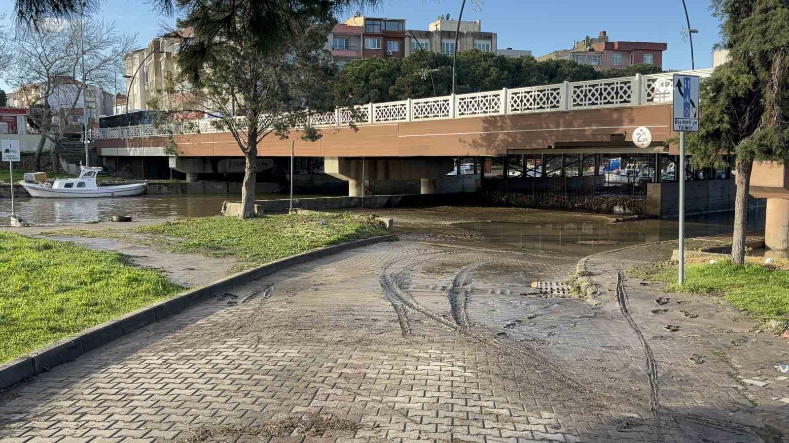 Çanakkale’de taşkın yaşanan Sarıçay normale döndü
